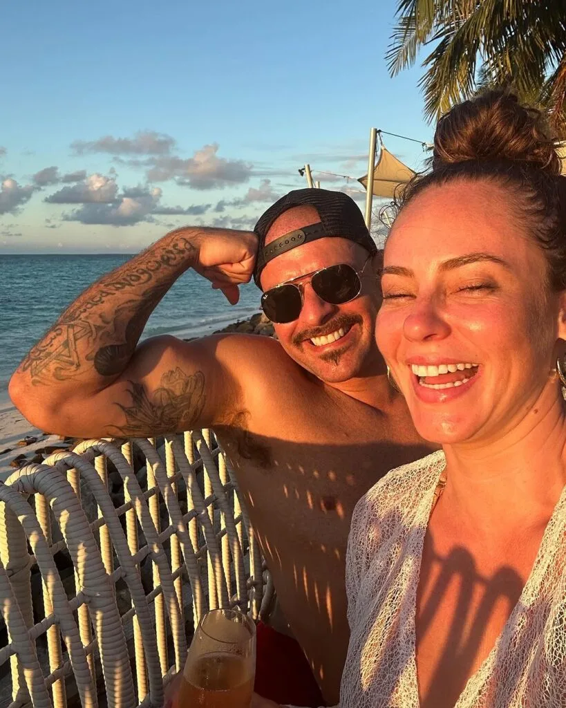 Paolla Oliveira pedala só de biquíni durante férias com Diogo Nogueira 