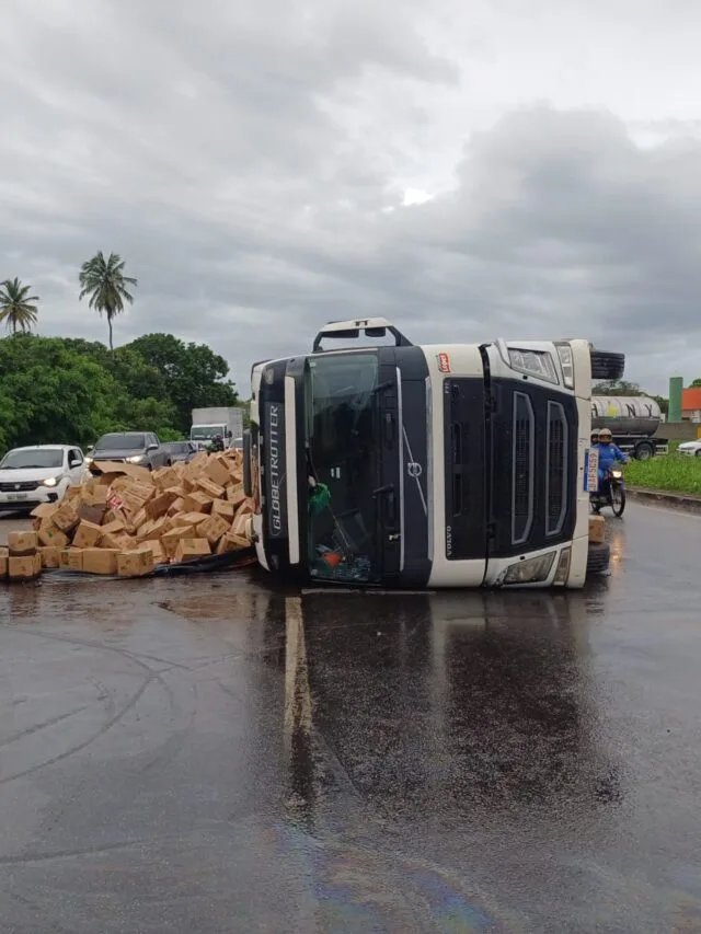 Carreta com carga de goma de tapioca tomba e causa congestionamento na BR-116
