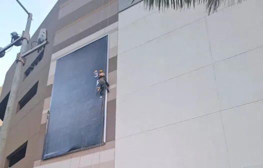 Corpo de Bombeiros resgata funcionário preso a 12 metros de altura em shopping de Fortaleza