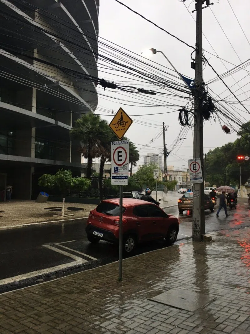 Fortaleza amanhece sob forte chuva; previsão do tempo aponta para mais precipitações