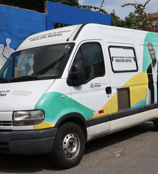 Procon Móvel oferta serviços aos clientes no Mercado São Sebastião, em Fortaleza
