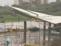 Chuva com ventos fortes arranca teto de posto de combustível em Fortaleza; vídeo