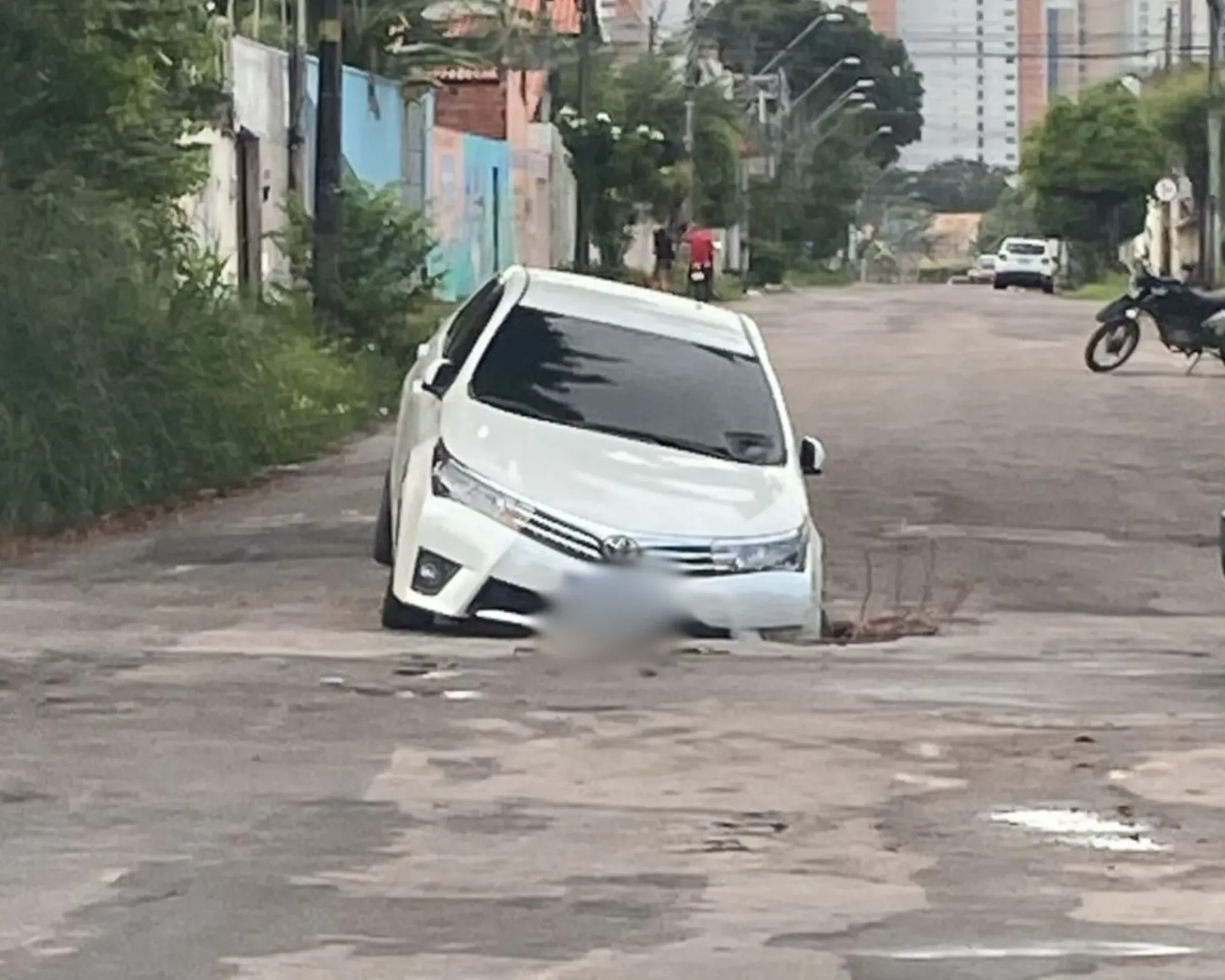Carro cai em cratera na Cidade dos Funcionários; motorista não ficou ferido