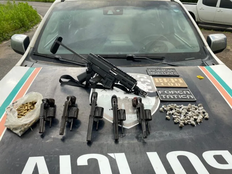 Polícia apreende submetralhadora, revólveres e maconha em Miraíma; três suspeitos são presos