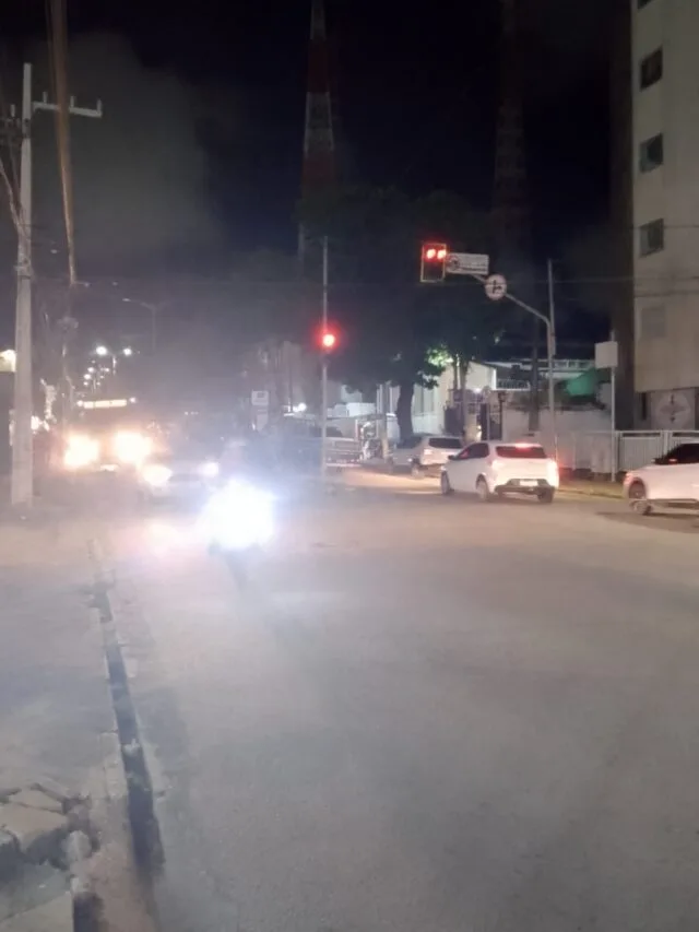Poste é atingido por veículo, cai sobre carro de aplicativo e deixa passageiro ferido