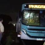 Assaltantes levam mochila de passageiro de ônibus no anel viário próximo a Maracanaú
