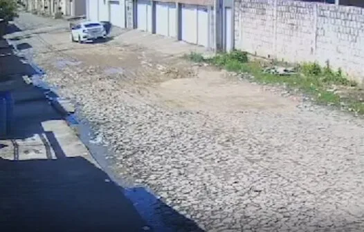 Câmeras de segurança flagram furto em condomínio de casas na Região Metropolitana de Fortaleza