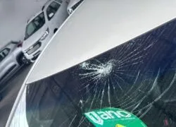 Homem danifica carros de luxo em loja de Fortaleza
