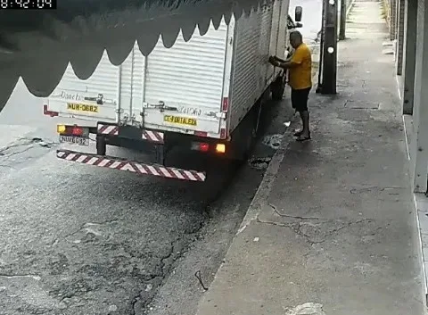 Dupla furta mercadorias de caminhão avaliadas em R$ 12 mil no Centro de Fortaleza