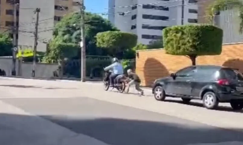 Motociclista arremessa capacete e danifica vidro de carro após briga de trânsito em Fortaleza