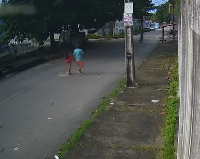 Motorista é vítima de assalto por casal armado ao estacionar veículo em bairro de Fortaleza