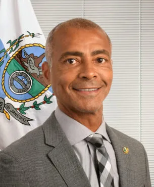 PF investiga Romário e diretor do Flamengo por suposta corrupção