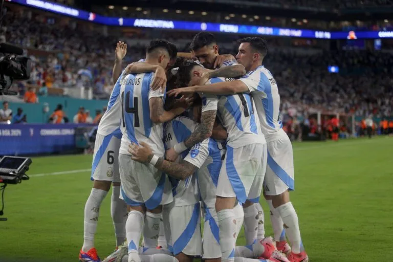 Copa América: sem Messi, Argentina confirma favoritismo e derrota o Peru