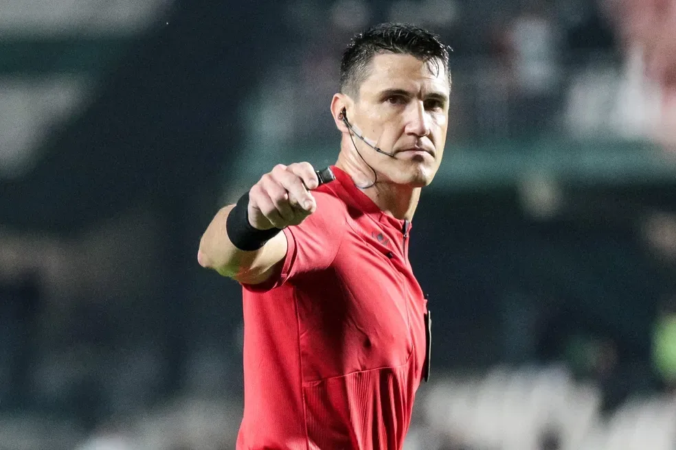 Árbitro FIFA, Rafael Klein, apita jogo do Ceará contra o Sport no Castelão