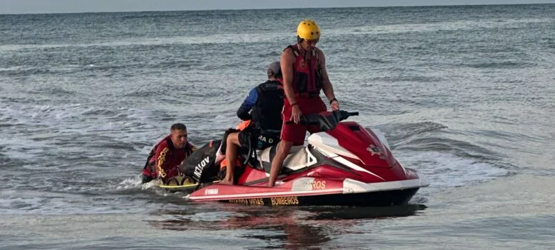 Bombeiros realizam resgate de velejadores de kitesurf que ficaram à deriva na Praia do Cumbuco