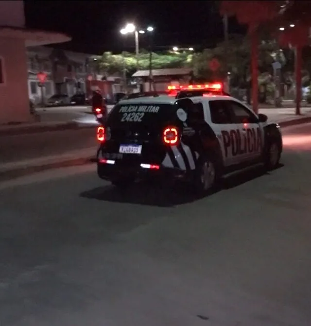 Casal é baleado em praça de Maranguape; mulher com antecedentes criminais morre no local
