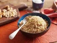 Entre Papos e Sabores: chef Bia Araújo ensina receita de camarão na farofa de coco ralado