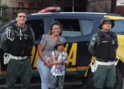 Policiais militares participam de festa de aniversário de criança