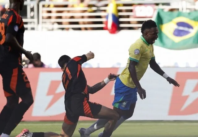 Conmebol reconhece erro em lance em que árbitro não marcou pênalti em Vinícius Júnior