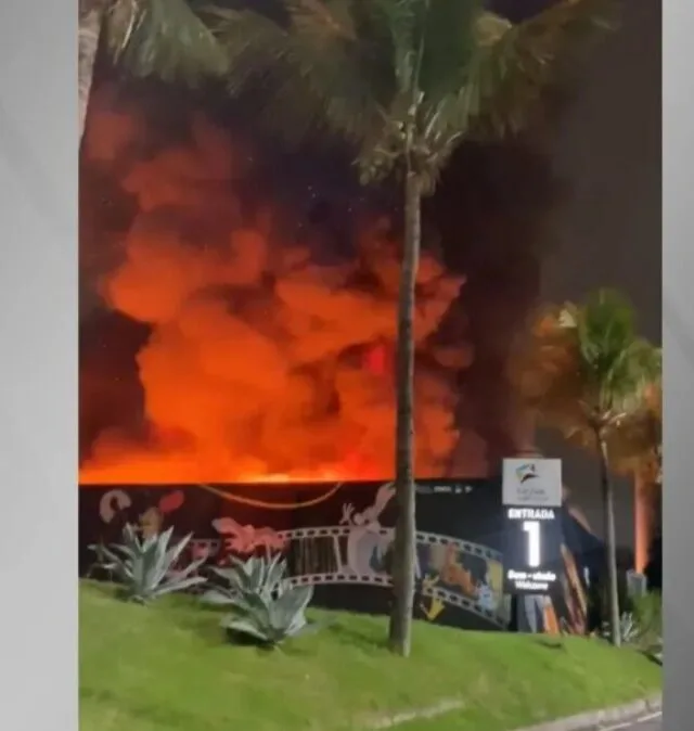 Exposição da 'Casa Warner' pega fogo em shopping do Rio