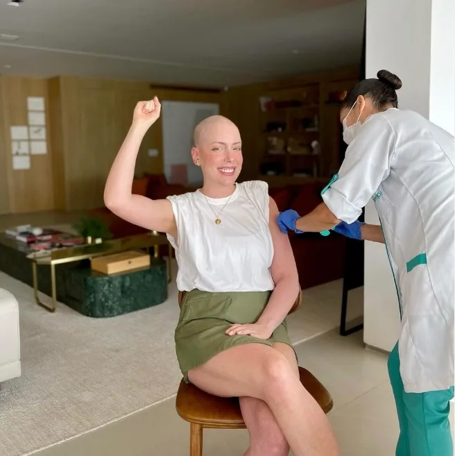 Fabiana Justus celebra primeira dose de vacina após transplante de medula óssea: "Emoção"