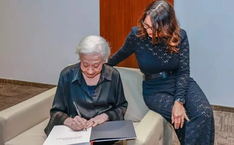 Janja assiste apresentação de Fernanda Montenegro em São Paulo e pede autógrafo da atriz
