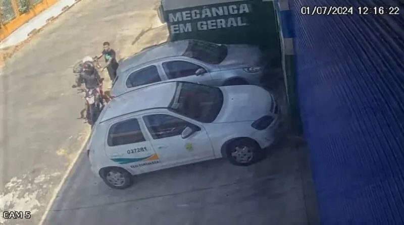 Vídeo registra roubo de motocicleta com criança e adulto ameaçados em Fortaleza