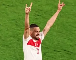Uefa investiga 'herói' da seleção turca por gesto extremista em comemoração de gol