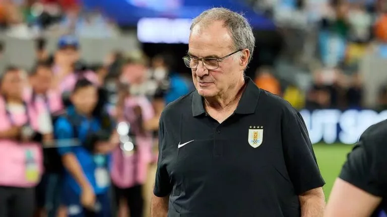 Bielsa faz novas críticas à organização da Copa América e exalta atuação de Suárez pelo Uruguai