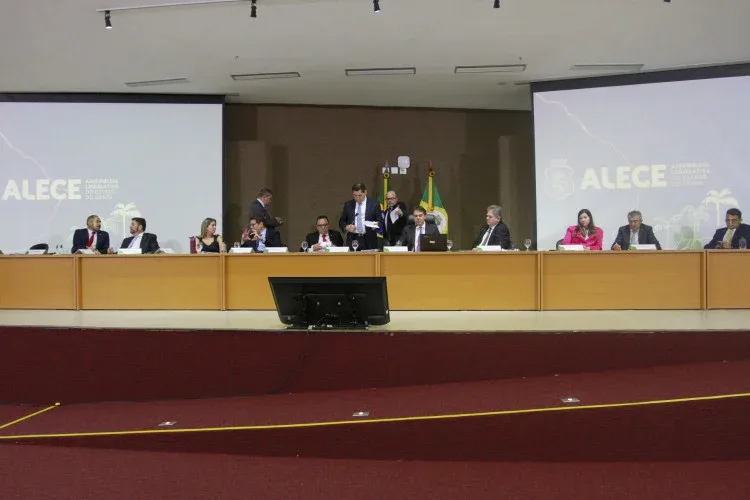 Bíblias nas escolas: Alece aprova urgência para projeto sobre ensino religioso e inclui emenda para diversas religiões