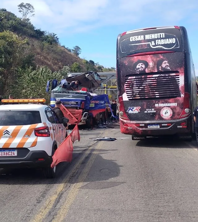 Ônibus da dupla César Menotti e Fabiano se envolve em acidente