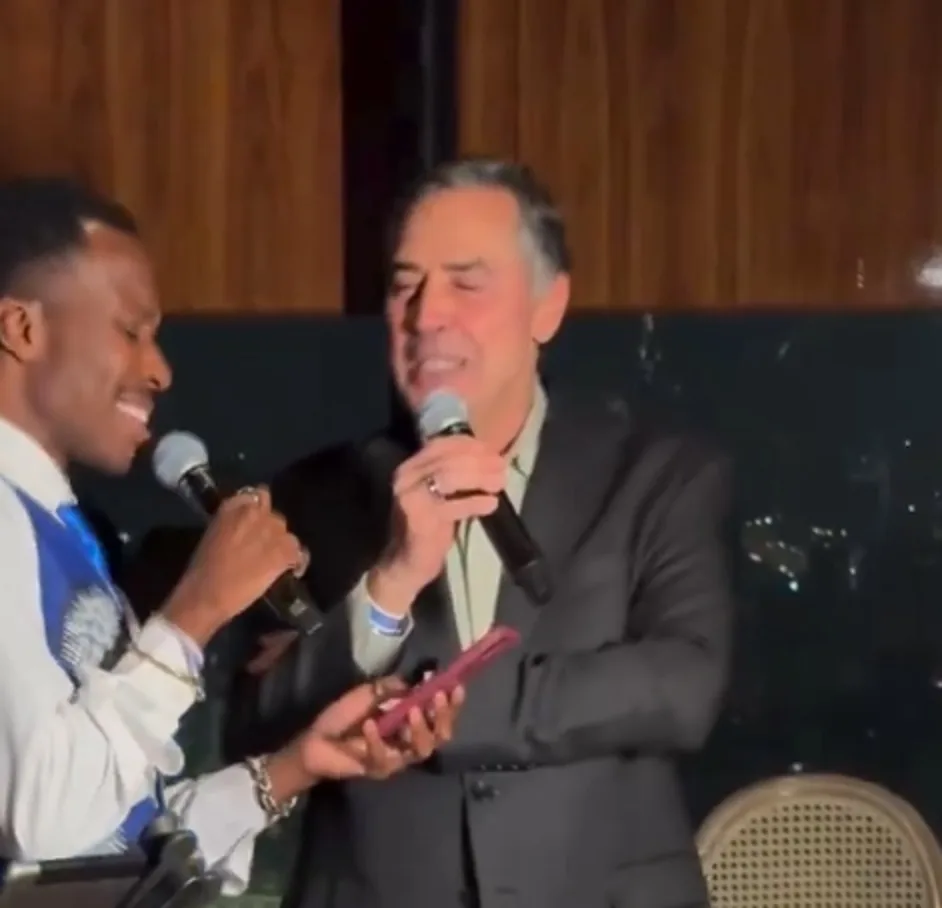 Presidente do STF: Luís Roberto Barroso canta "Evidências" em festa de aniversário