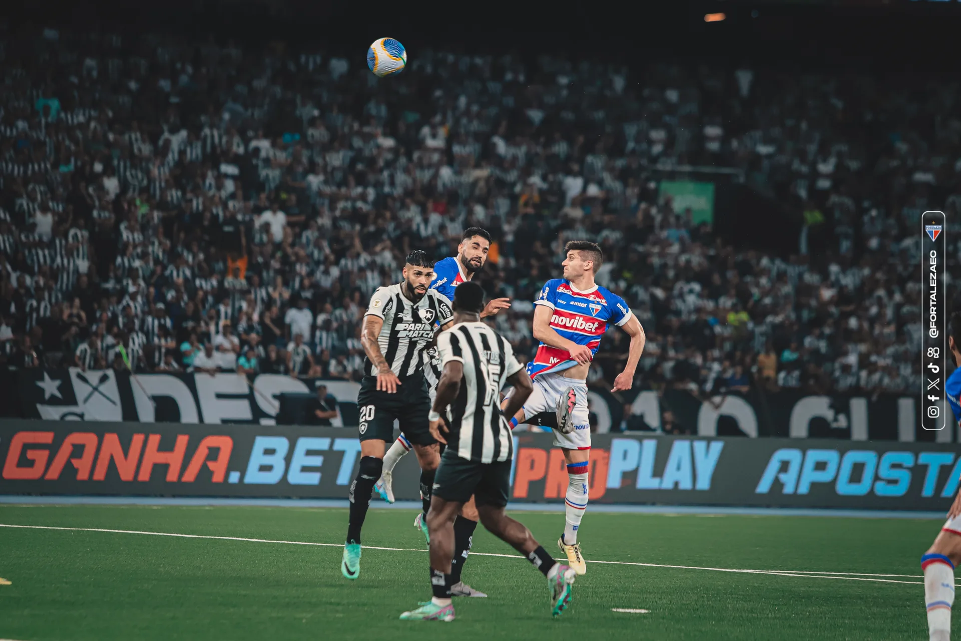 Botafogo derrota o Fortaleza em jogo elétrico e alcança a liderança do Brasileiro