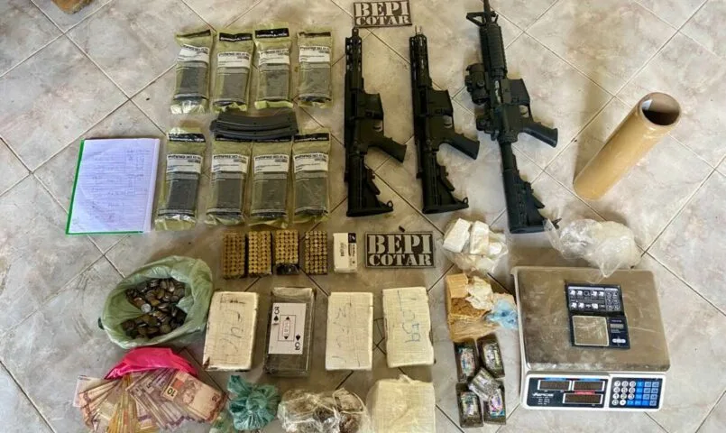 Dupla é presa com mais de 16 kg de drogas e fuzis em Fortaleza