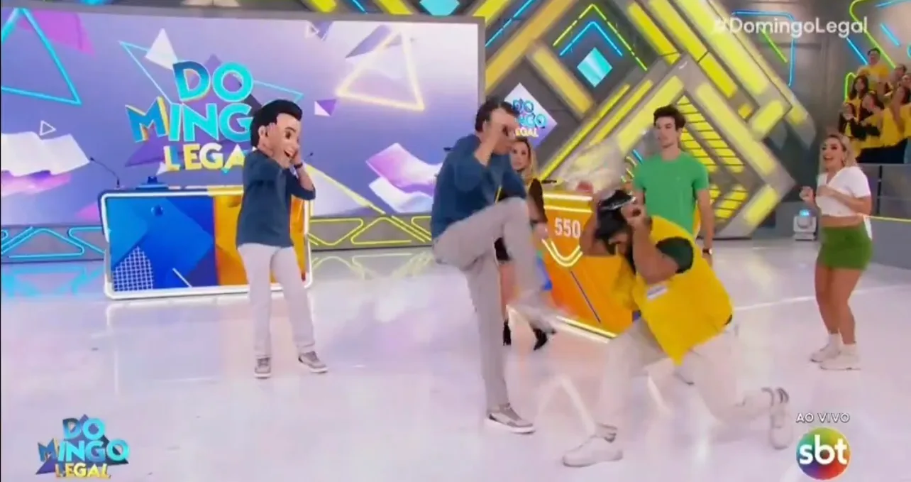 Celso Portiolli “chuta” participante ao vivo no Domingo Legal; vídeo