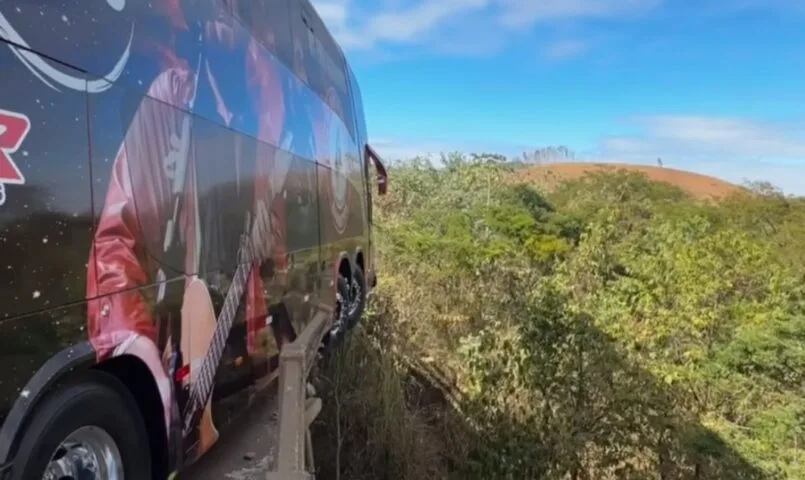César Menotti mostra como ficou seu ônibus após acidente: 'Mais um livramento'