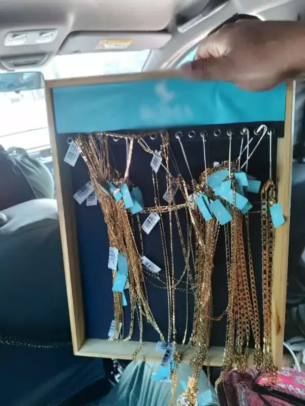 Policial de folga prende suspeito de roubar R$ 20 mil em joias de shopping na Grande Fortaleza; veja vídeo