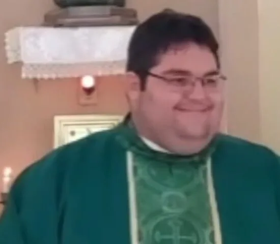 Padre do interior do Ceará viraliza ao reagir a música estilo Calypso durante missa