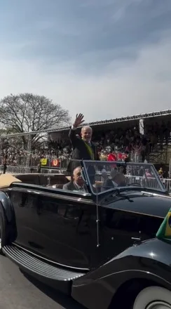 Lula participa de desfile cívico-militar em carro aberto em Brasília