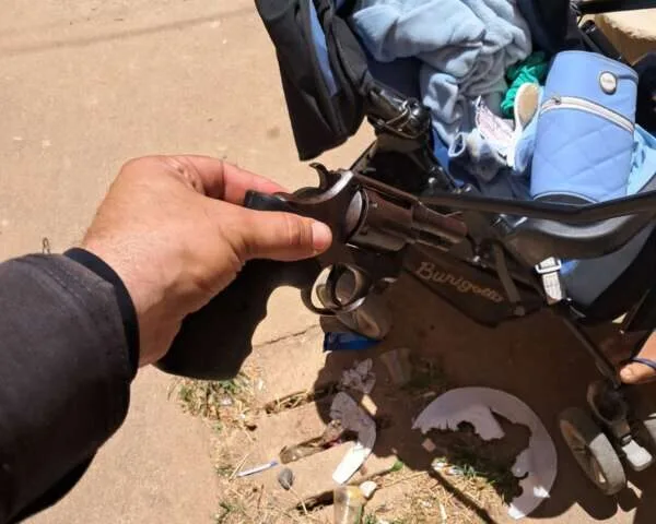 Polícia encontra drogas e arma de fogo escondidas em carrinho de bebê em Pacatuba