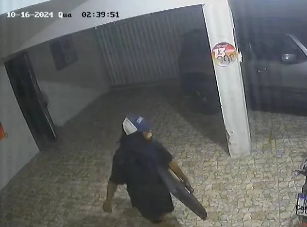 Homem furta televisão de casa no bairro Farias Brito, em Fortaleza