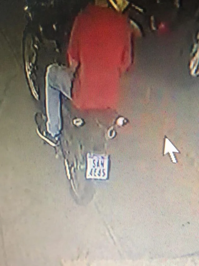 Câmeras de segurança flagram dupla tentando furtar motocicleta em Fortaleza