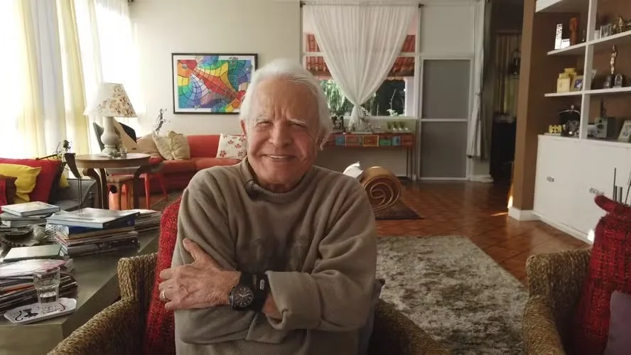 Conta oficial de Cid Moreira compartilha último vídeo do jornalista antes de internação