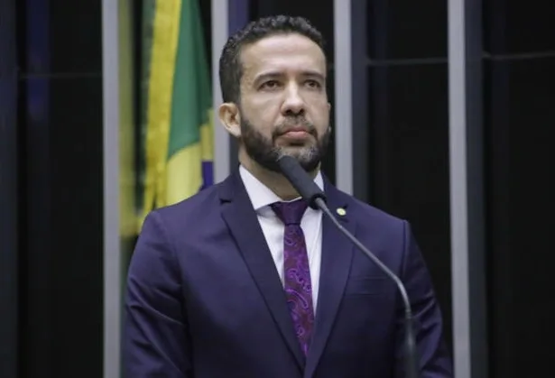 Janones pede à PGR extinção do partido de Bolsonaro