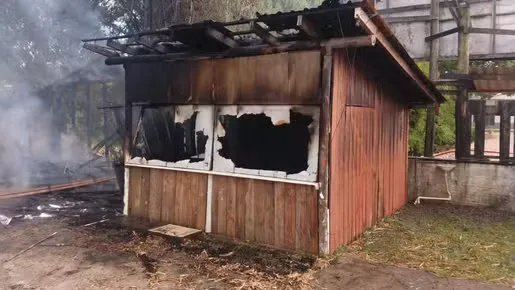 Casa do autor de ataque em Brasília pega fogo em Santa Catarina