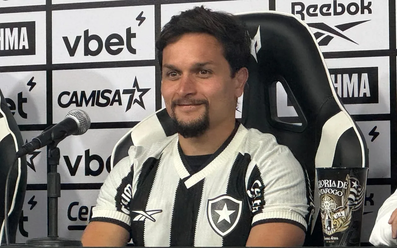 Novo camisa 7 do Botafogo, Artur projeta decisão da Supercopa: 'Não vejo a hora'