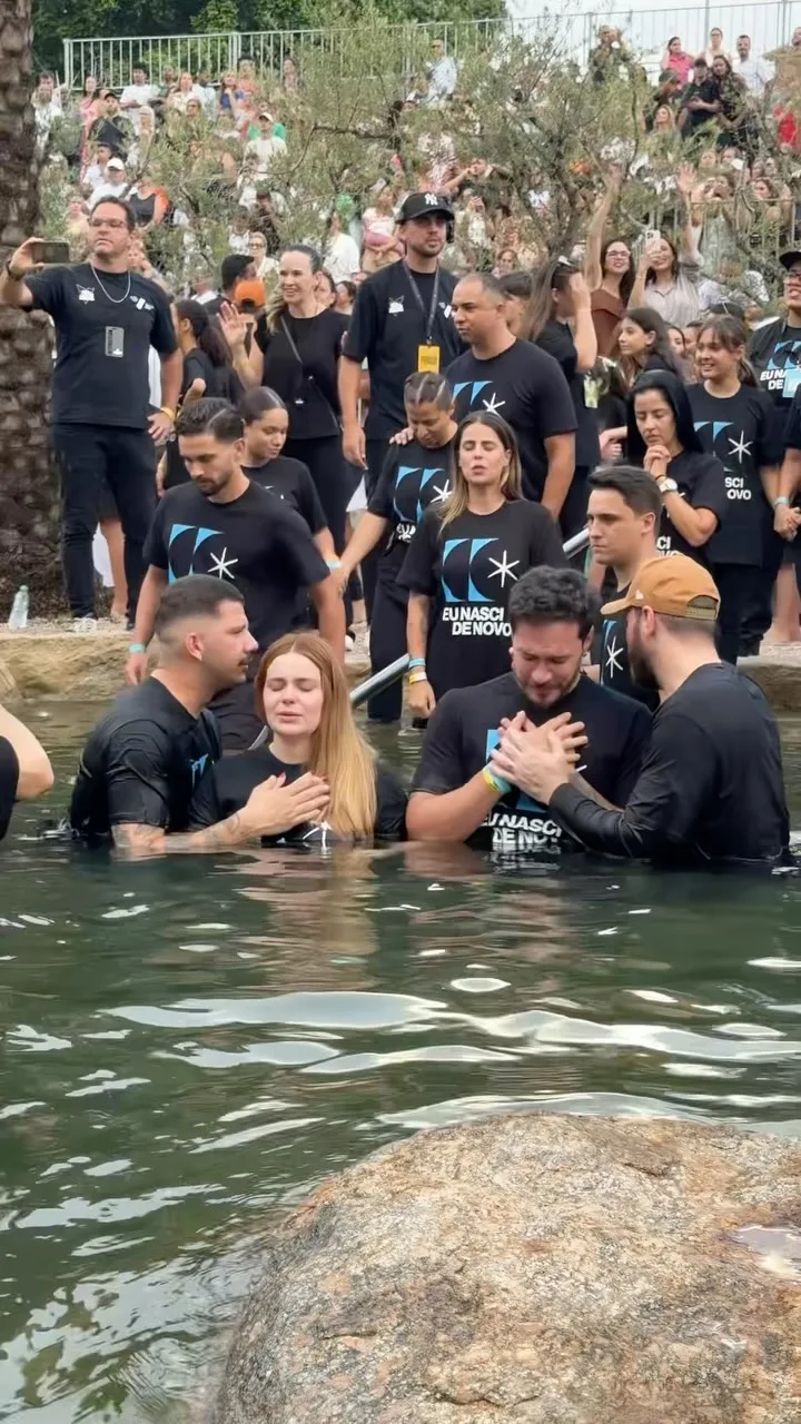 Viih Tube rebate críticas após se batizar em igreja evangélica ao lado de Eliezer