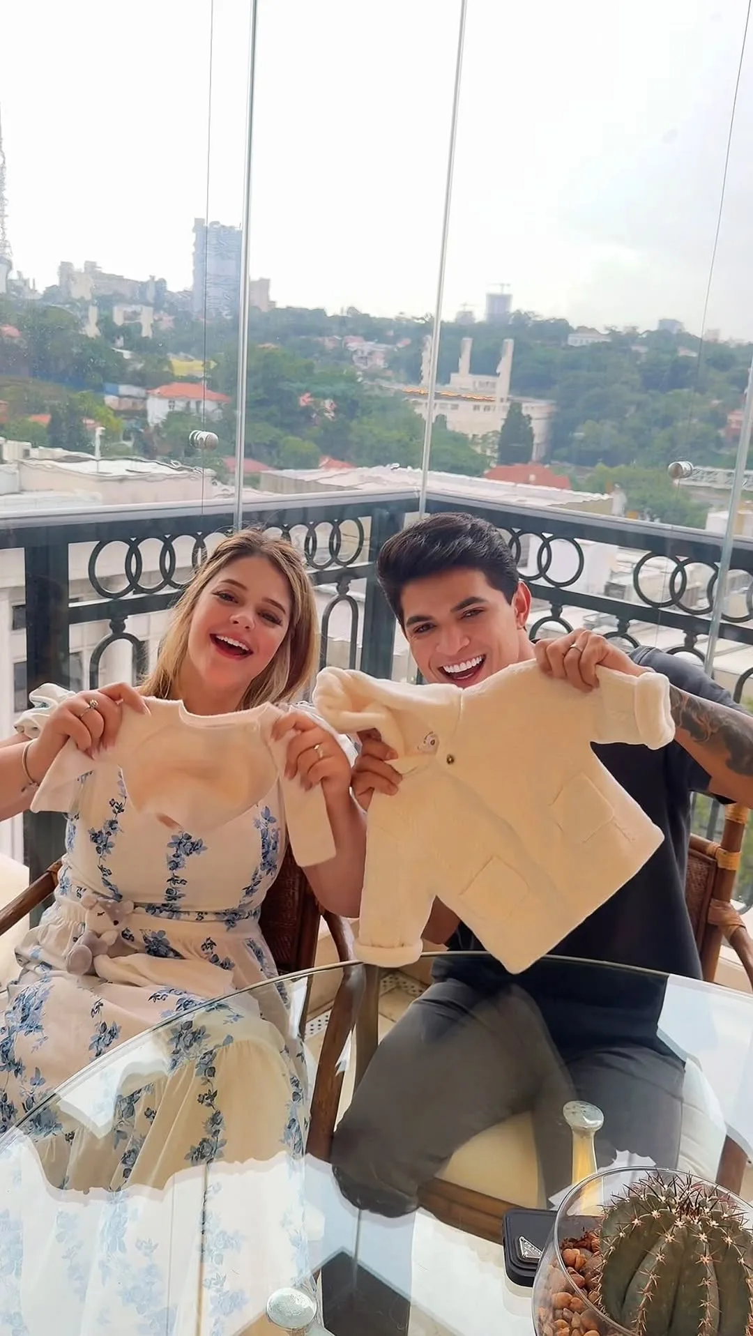 Em vídeo ao lado do esposo, filha de Tom Cavalcante anuncia que está grávida