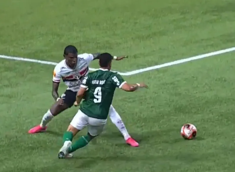 Árbitro e VAR de pênalti polêmico em Palmeiras x São Paulo foram afastados pela CBF há 5 meses