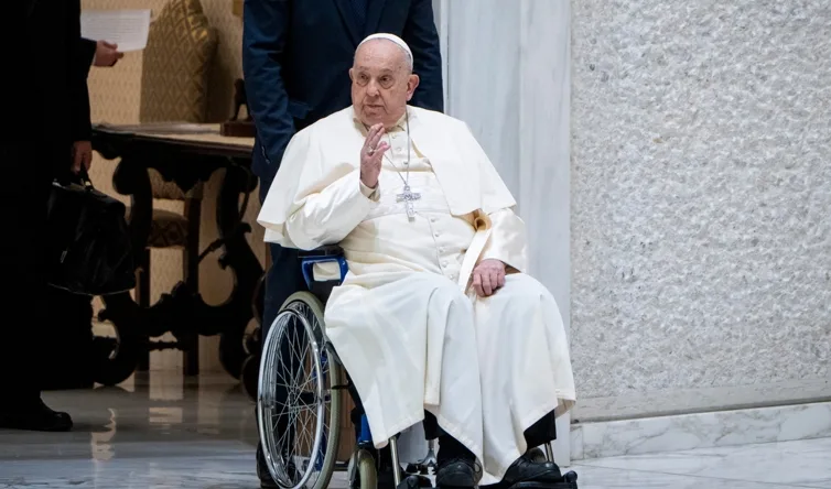Papa Francisco segue internado e estado de saúde é considerado "apirético", informa Vaticano